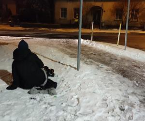 Złamana noga na chodniku w Lesznie