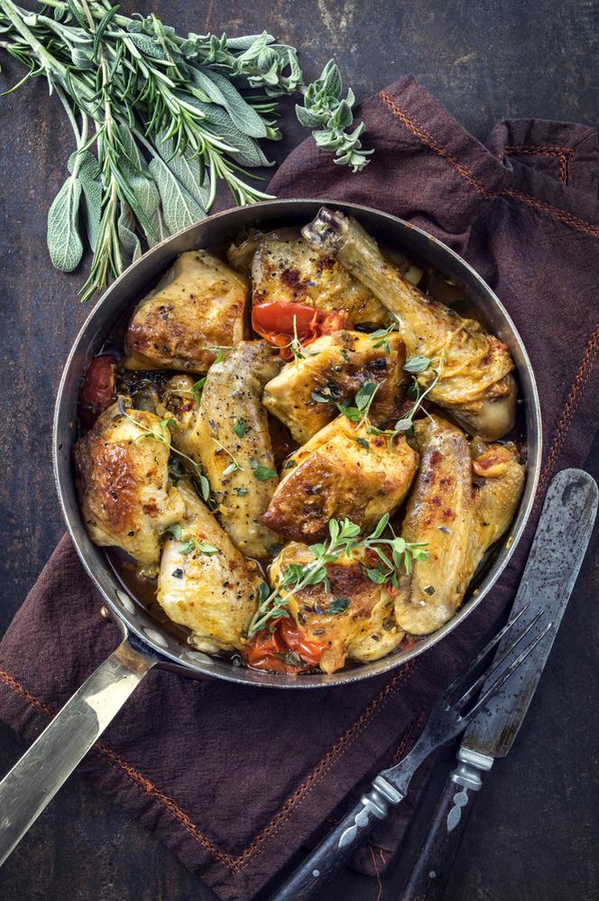 Uda kurczaka pieczone z szałwią i oregano z sałatką z pomidorów i fety