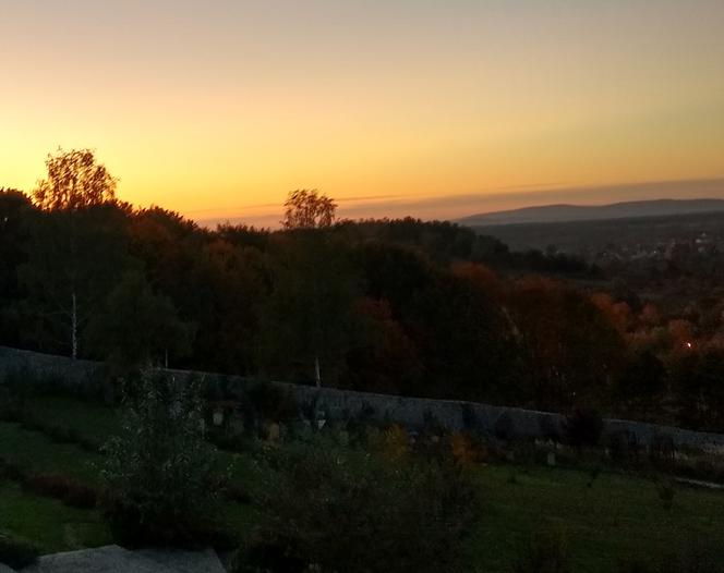 Złota jesień na kieleckiej Karczówce. Aż chce się iść na spacer!