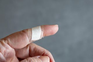 Gencjana farbuje, woda utleniona szczypie, oktenidyną straszą. To co na zranienia?