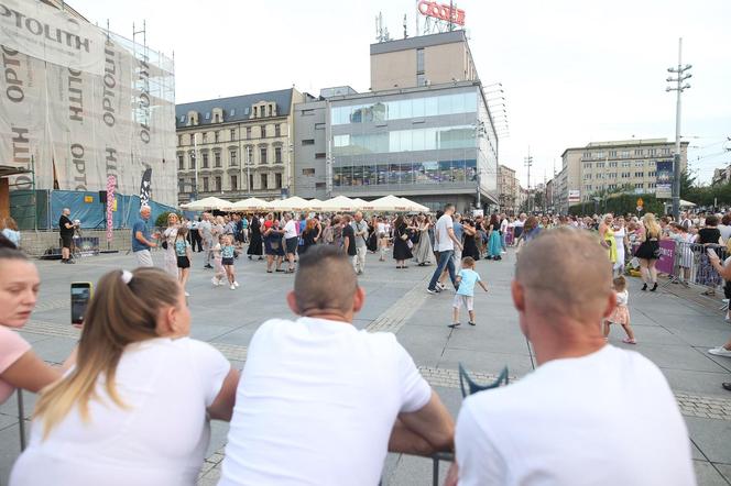 Potańcówki przed Teatrem Śląskim w Katowicach. "Roztańczony Wyspiański" porwał tłumy