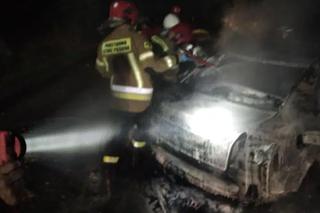 Romanowo: Uderzyli w drzewo, auto stanęło w ogniu! Zginęły cztery młode osoby