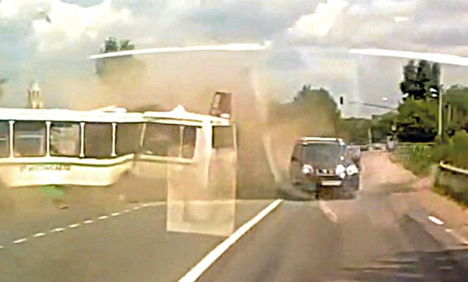 Ciężarówka przecięła autobus na pół