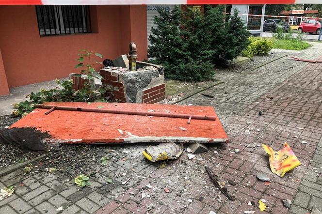 W Katowicach na chodnik spadł balkon! O włos od tragedii 