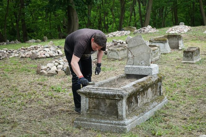 Dbają o cmentarz mennonicki sprzed potopu szwedzkiego  w kujawsko-pomorskiej wsi, która "istnieje tylko z nazwy"