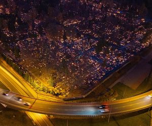 Tysiące zniczy rozświetliło polskie cmentarze. Niezwykły widok po zmroku