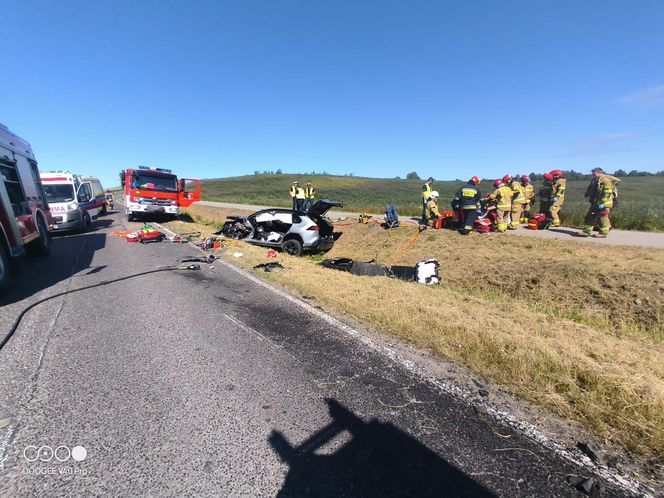 Czołowe zderzenie na "szesnastce". 7 osób poszkodowanych, w tym dziecko!