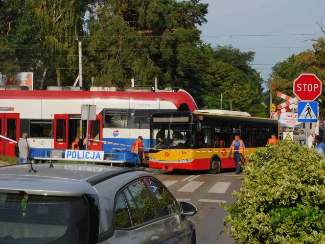 Autobus miejski zderzył się z pociągiem WKD. Ranni pasażerowie przewiezieni do szpitala