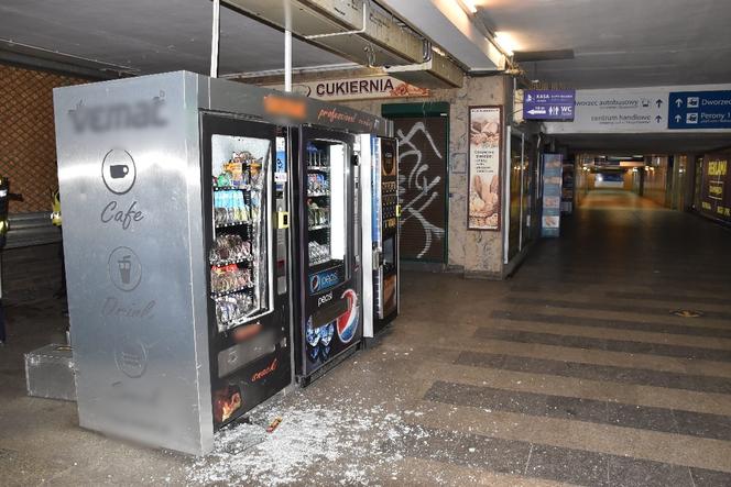 Poznań. Kradzież batonów z maszyny na dworcu. Głodny nie jesteś sobą