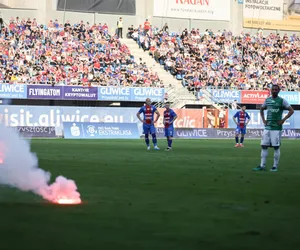 Rzucili na boisko race. Lechia Gdańsk komentuje zachowanie kibiców w Gliwicach 
