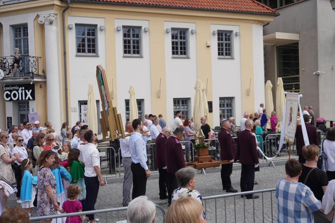 Boże Ciało 2024. Tłumy wiernych przeszły w procesji ulicami Białegostoku