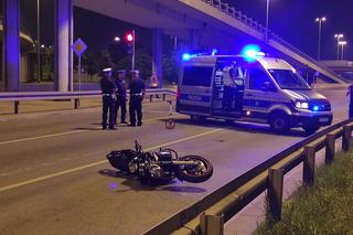 Koszmarna śmierć motocyklisty na Białołęce. Motocykl wyleciał w powietrze, samochód dachował [ZDJĘCIA]