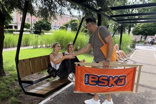 Eska Summer City przy fontannie z kulą