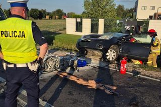 Nie żyją dwie osoby! Osobówka zderzyła się z motocyklem
