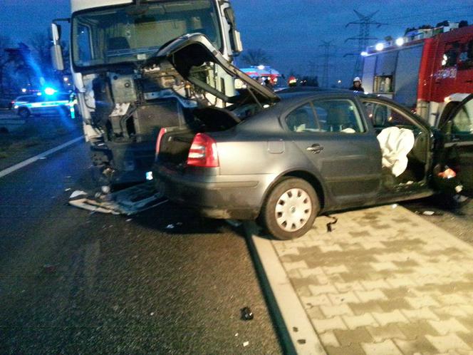 Zderzenie TIR-a z osobówką w Wojniczu. Są poszkodowani! Droga całkowicie zablokowana