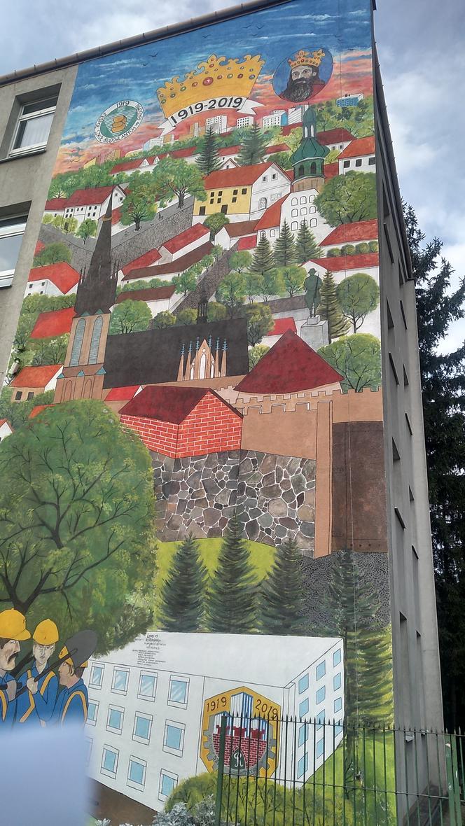 Jubileuszowy mural dla "budowlanki" został odsłonięty. Szkoła kończy 100 lat