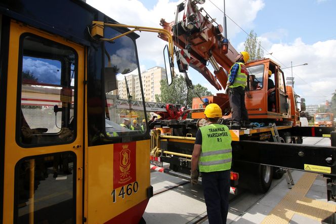 Tramwaj na Stegnach zawisł nad ziemią. Strażacy padli na kolana 