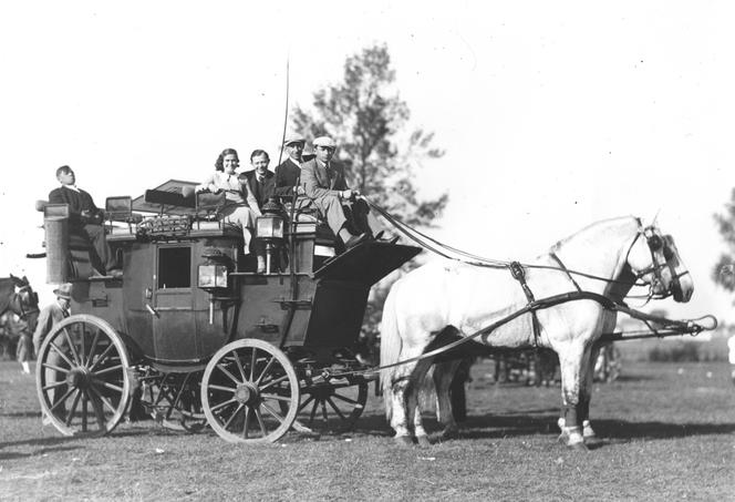 Prezentacja muzealnych dyliżansów na Błoniach, 1935