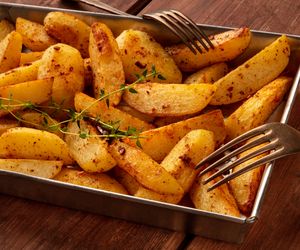 Ziemniaki pieczone po grecku: tak pyszne, że nie trzeba nic więcej