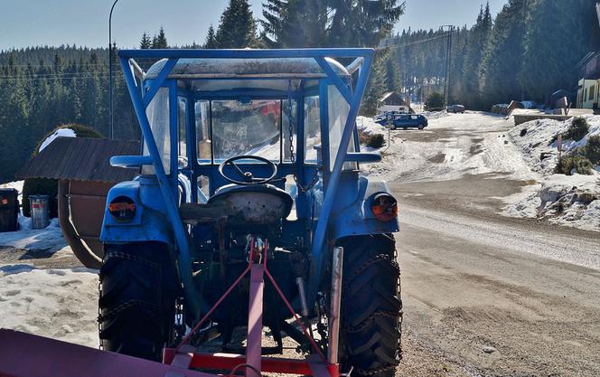 Traktor na lodzie w pod gorzowskiej Kłodawie