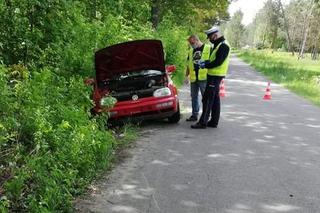 Bełcząc: PRZERAŻAJĄCY wypadek. Kierowca WYPADŁ z auta. 40-latek ZGINĄŁ na miejscu