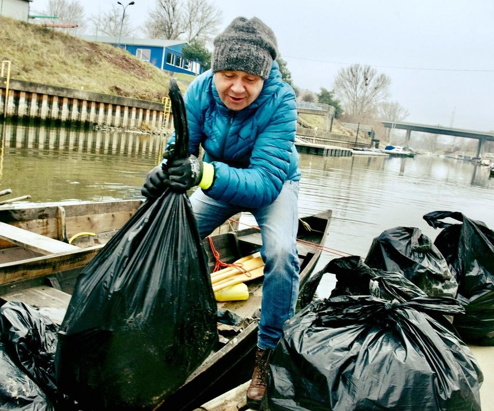 Wysprzątają Wisłę z łodzi. Flisackie sprzątanie rzeki, każdy się może przyłączyć! 