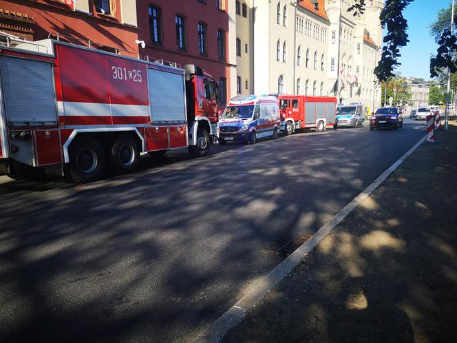 Poranny wypadek na Wałach Jagiellońskich w Bydgoszczy! Samochód uderzył w budynek Sądu Rejonowego! [ZDJĘCIA]