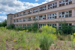 Budynek byłej szkoły przy Kieleckiej to dziś ruina ( zdjęcia lipiec 2024)