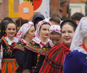 Polonez dla Fredry 2025 we Wrocławiu. Maturzyści zatańczyli na Rynku [ZDJĘCIA]