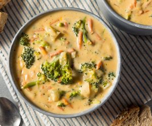 Keto zupa brokułowa – kremowa, ekspresowa i niemal bez węglowodanów