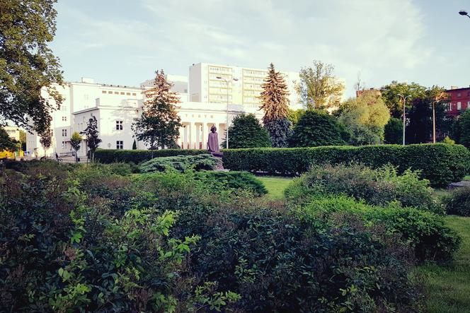 Nowa huśtawka na placu zabaw przy teatrze w Grudziądzu. W realizacji kolejnych 10 zadań z GBO