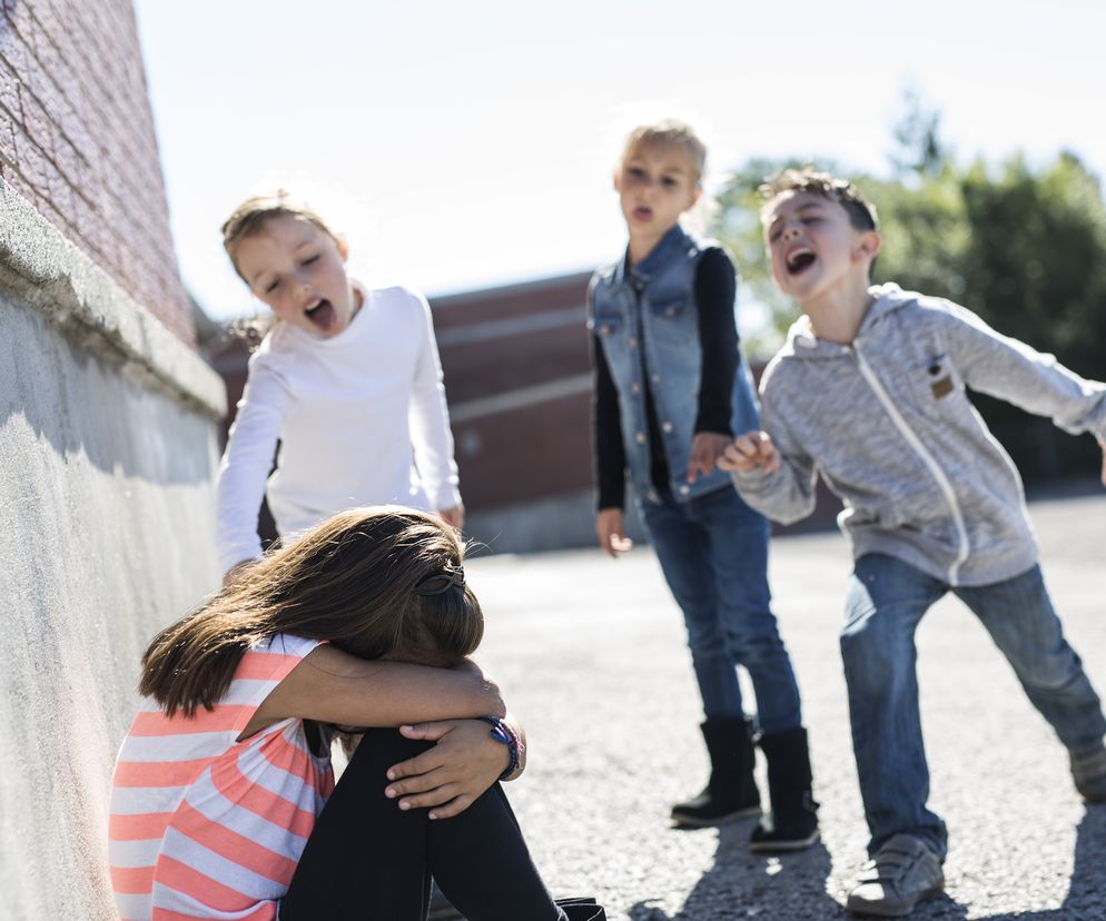 Niepokój rodzica powinna wzbudzić nagła niechęć dziecka do pójścia do szkoły. Być może padło ono ofiarą bullyingu.