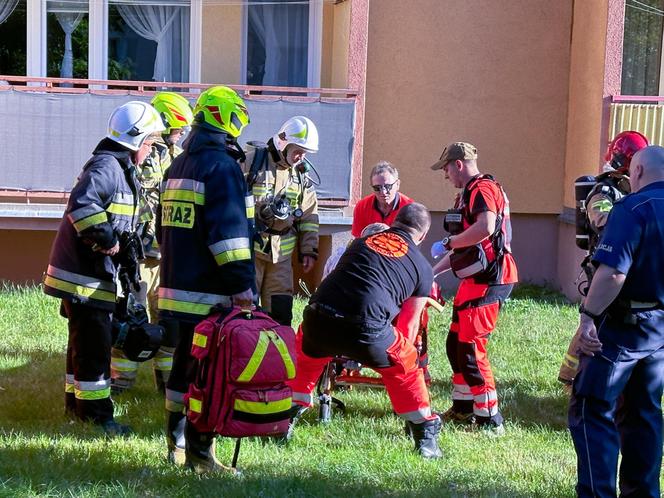 Pożar w bloku. Uwięziony staruszek czekał na pomoc z doniczką na głowie. 