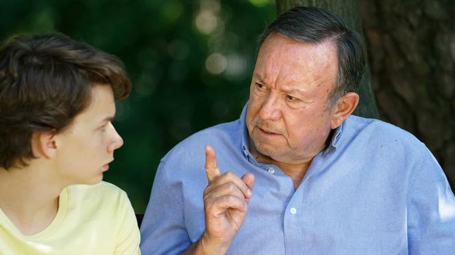 Barwy szczęścia odc. 1947. Zdzisio (Zbigniew Buczkowski), Filip Lisicki (Kuba Dyniewicz)