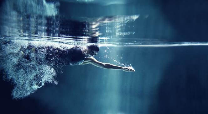 Pływanie – wpływ na zdrowie, mięśnie i odchudzanie. Zalety, style i nauka pływania