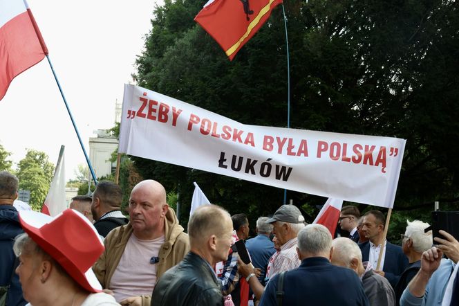 Banery na powitanie Nawrockiego 