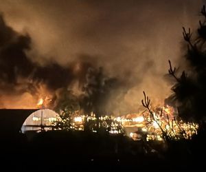 Warszawa. Pożar hal magazynowych w Kawęczynie [ZDJĘCIA]