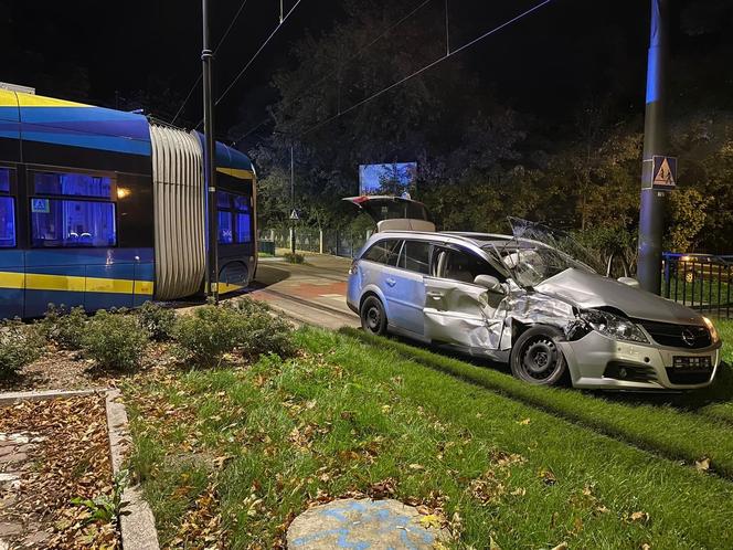 Tajemniczy wypadek na ul. Bydgoskiej w Toruniu. Auto zderzyło się z tramwajem