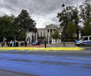 Żółto-niebieska niespodzianka dla rosyjskich dyplomatów. Barwy Ukrainy na asfalcie przed ambasadą Rosji