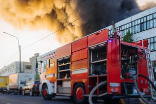 Pożar Urzędu Skarbowego. Ogień pojawił się przy garażu, a później zajął dach