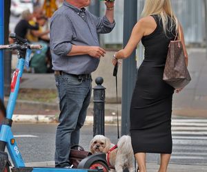Jasnowidz Jackowski przyłapany w Warszawie. Młodsza, atrakcyjna kobieta i luksusowe zakupy