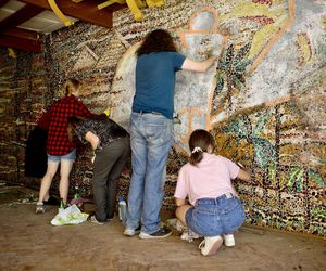 Czyszczenie mozaiki w Kiekrzu z bazgrołów