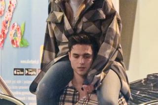 Wiktoria Gąsiewska jest noszona na rękach