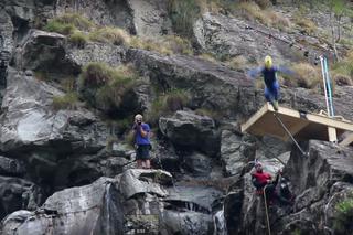 Rzucił się w przepaść i żyje!