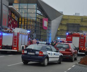 Dźgał ludzi nożem w galerii handlowej. Teraz wyszedł na wolność