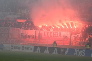 Oprawa i racowisko polskich kibiców na meczu w Kownie: Litwa - Polska