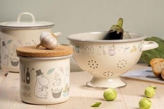 Emalia znowu modna! Czy warto kupić emaliowane akcesoria kuchenne i łazienkowe? 