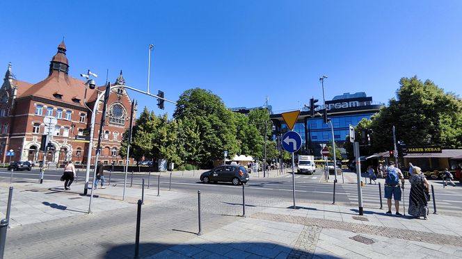 Katowice jak patelnia. Obowiązuje ruch cieniostronny. Nawet gołębie chowają się w cieniu