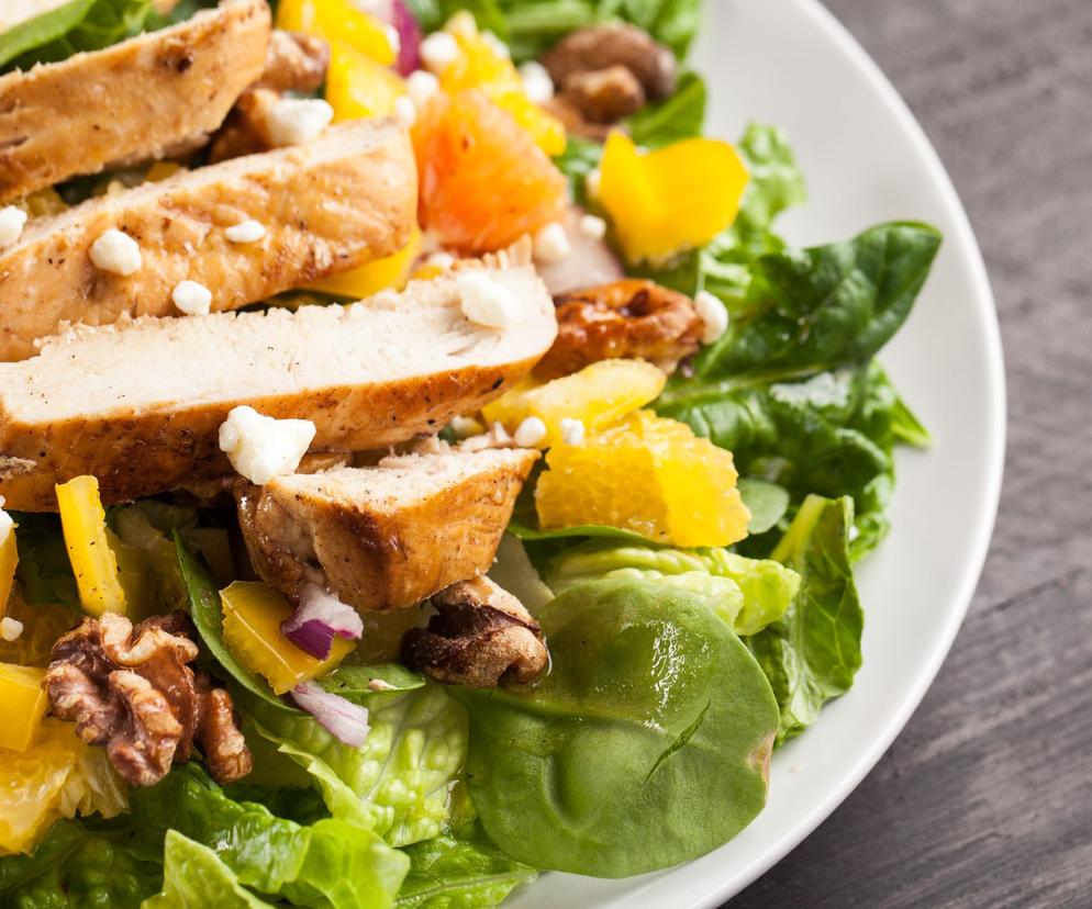 Pikantna sałatka z kurczaka z miodowym sosem - cały lunch na jednym talerzu