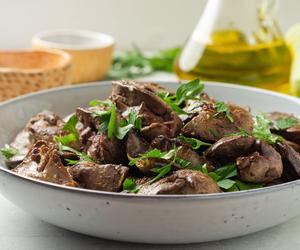 Ta wątróbka to hit jesieni. Zamień jabłko na ten owoc, a wyjdzie obłędnie pysznie